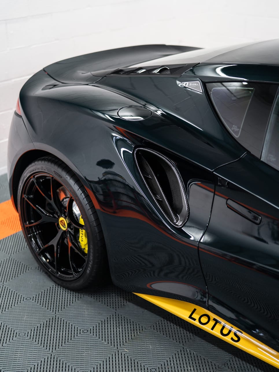 Emira Carbon Fiber Side Vent