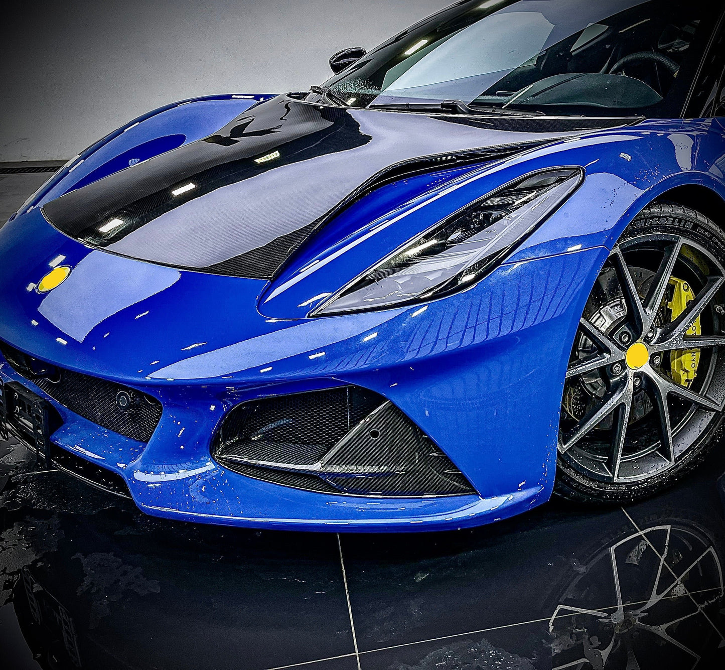 Emira carbon fibre front vent