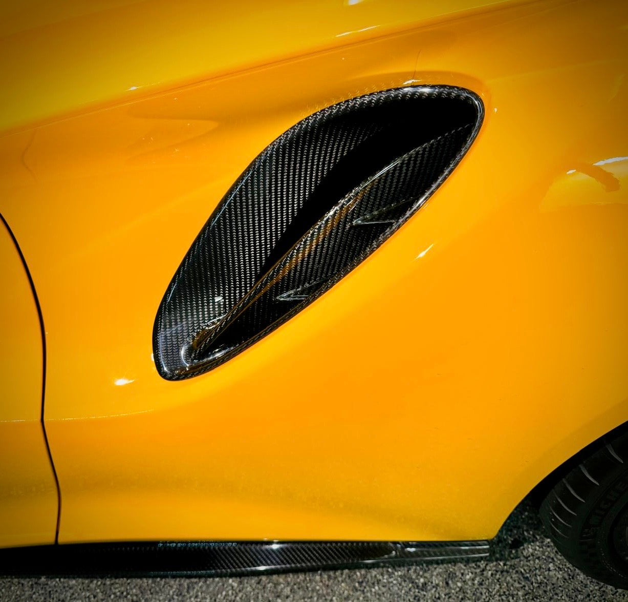 Emira Carbon Fiber Side Vent
