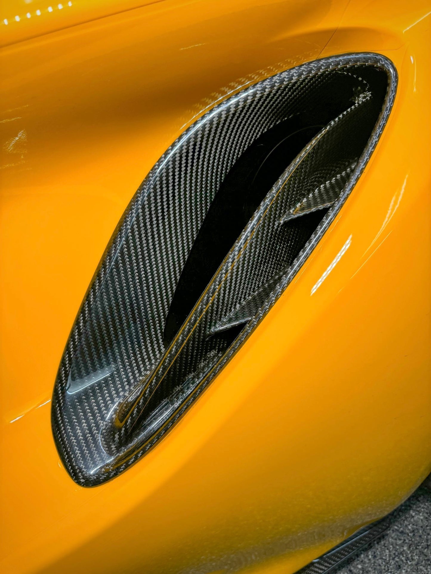 Emira Carbon Fiber Side Vent